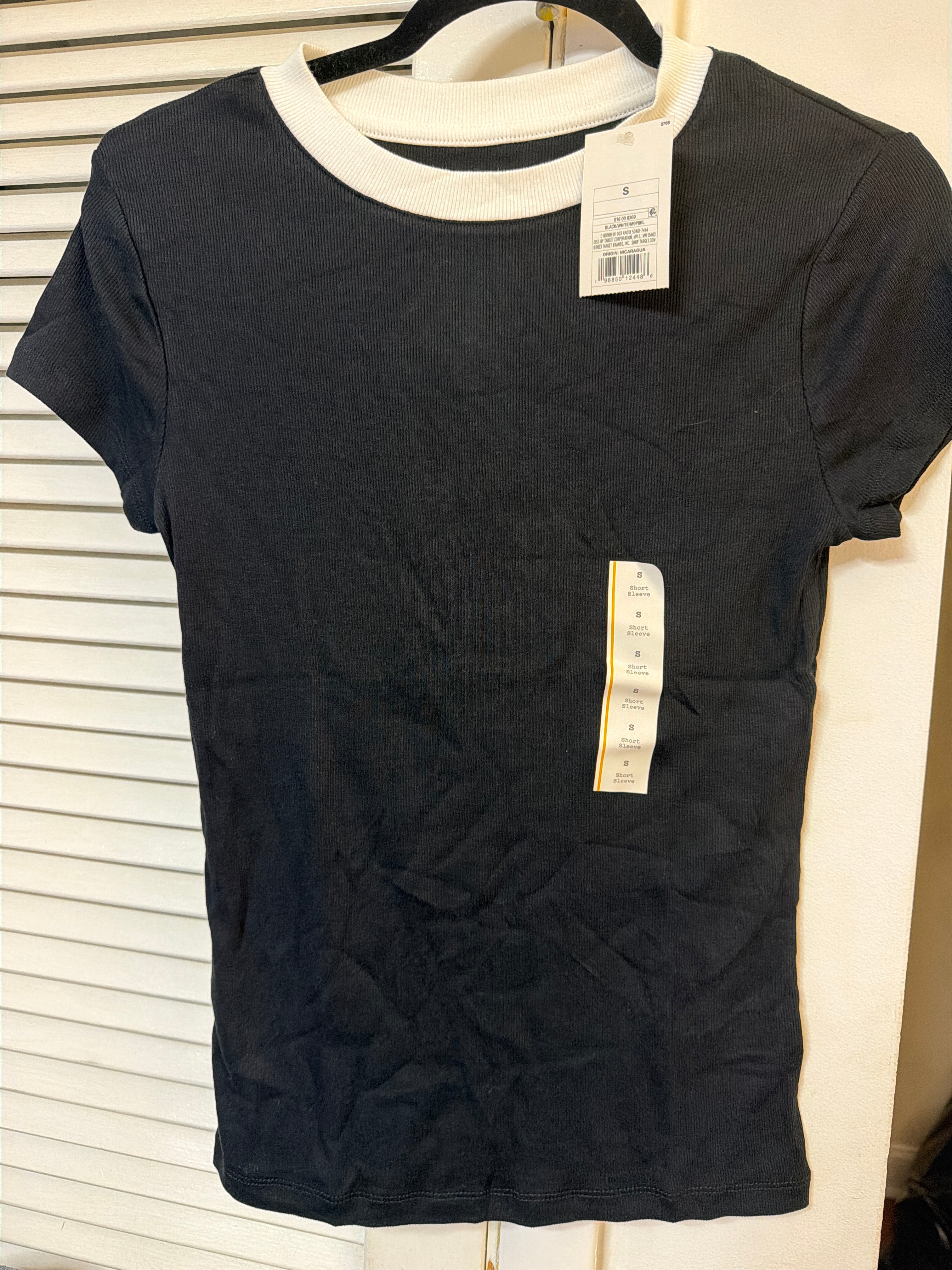 Small black and white T-shirt￼